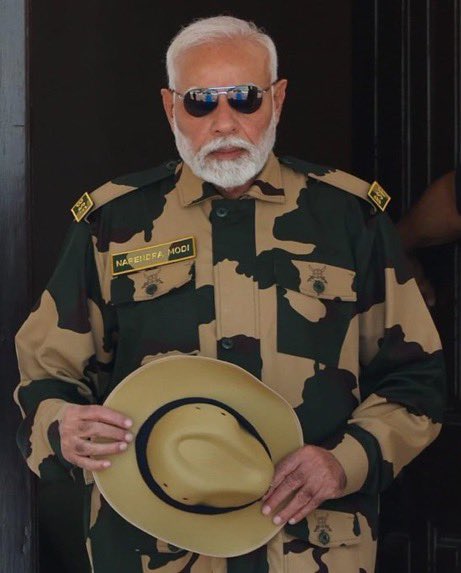 GaganSawhney9's tweet image. देश का &apos;सेनापति&apos; @narendramodi जी अपनी &apos;सेना&apos; के साथ दीवाली मानते हुए 🙏
शत शत नमन है 🙏आपको की सोच को 
#शुभ_दीपावली #ModiForDevelopment #BJPGovernance