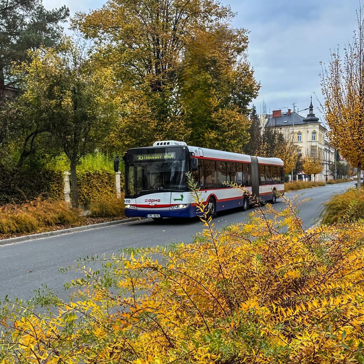 DPMO_official's tweet photo. 🍁🍁🍁Podzimní fotografie 🚌 🍁🍁🍁 Uhodnete název ulice, kde byla fotografie pořízena? 🤔
#dpmo #svamipocelyzivot #olomouc #mhdolomouc #podzim #olomouckeautobusy #autobus #bus #listi #autobusy #olomouc_city #olomoucky_kraj https://t.co/94mqaJDPgJ