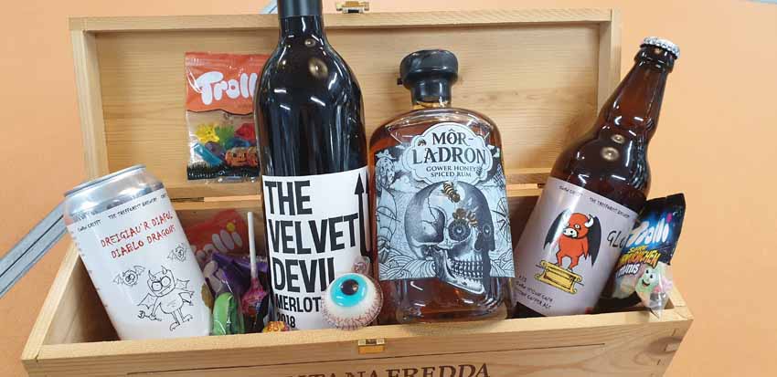 Parents, if you are around today doing Trick or Treat with your little horrors, then make sure you pop into #ysiopwin with them to get yourself a treat for later. We also have some treats for them too! #halloween #trickortreat #ysiopwinllanrwst #localbusiness 🎃🐈‍⬛🎃🐈‍⬛