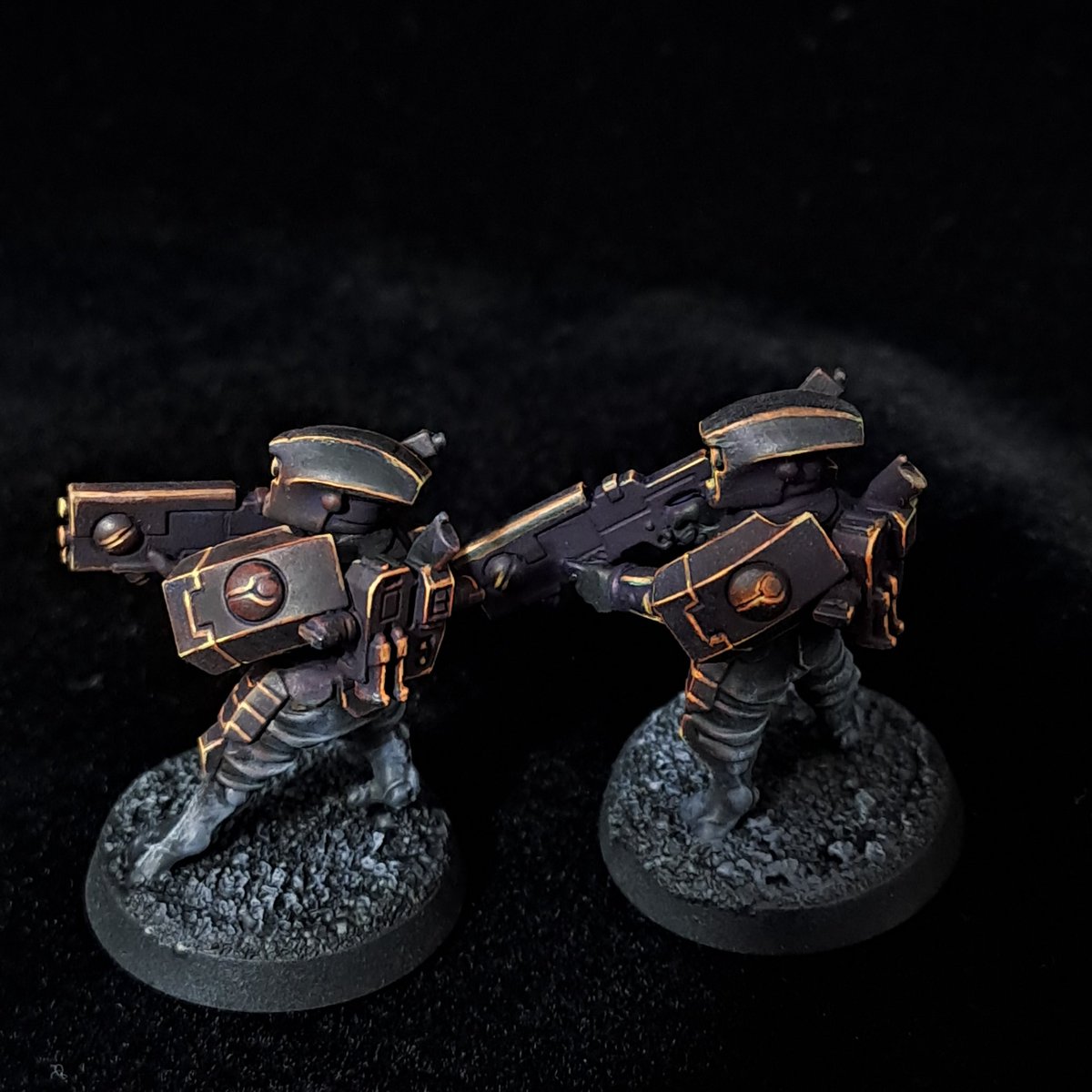 brushlonelybear's tweet photo. （委託）
鈦帝國火戰士小隊完工，創光速戰記風格。

Firewarriors are done.Tron: Legacy style.

#paintingwarhammer 
#WarhammerCommunity
#Warmongers
#Tauempire
#Firewarrior https://t.co/bBKze2FjLk