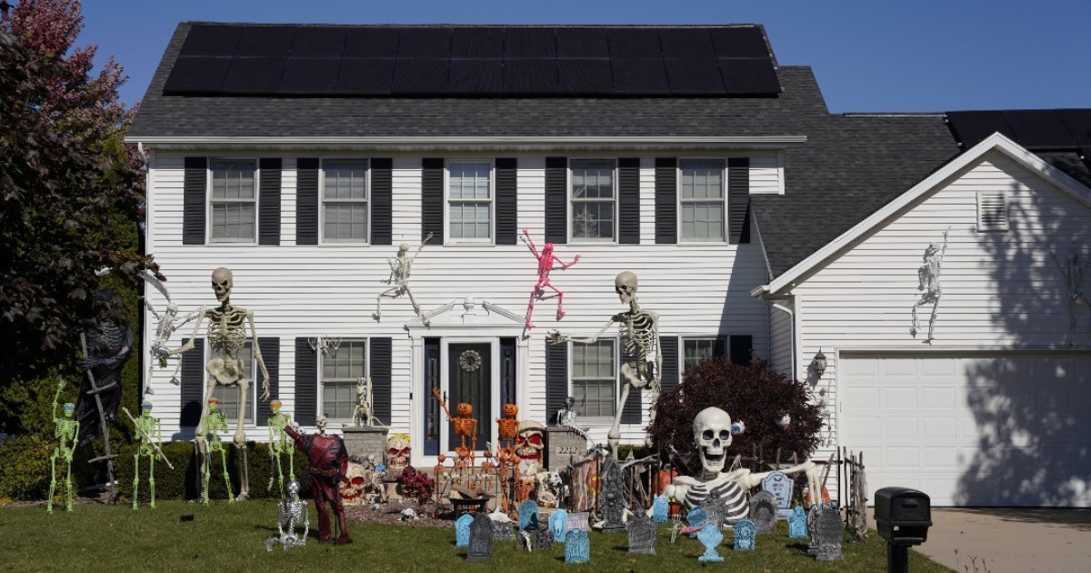 everlightsolar's tweet photo. No tricks, just savings! Treat your home to solar panels and watch your power bills shrink β‘ Happy Halloween! π #SolarSavings #EverlightSolar #halloween https://t.co/x7S65dimk5