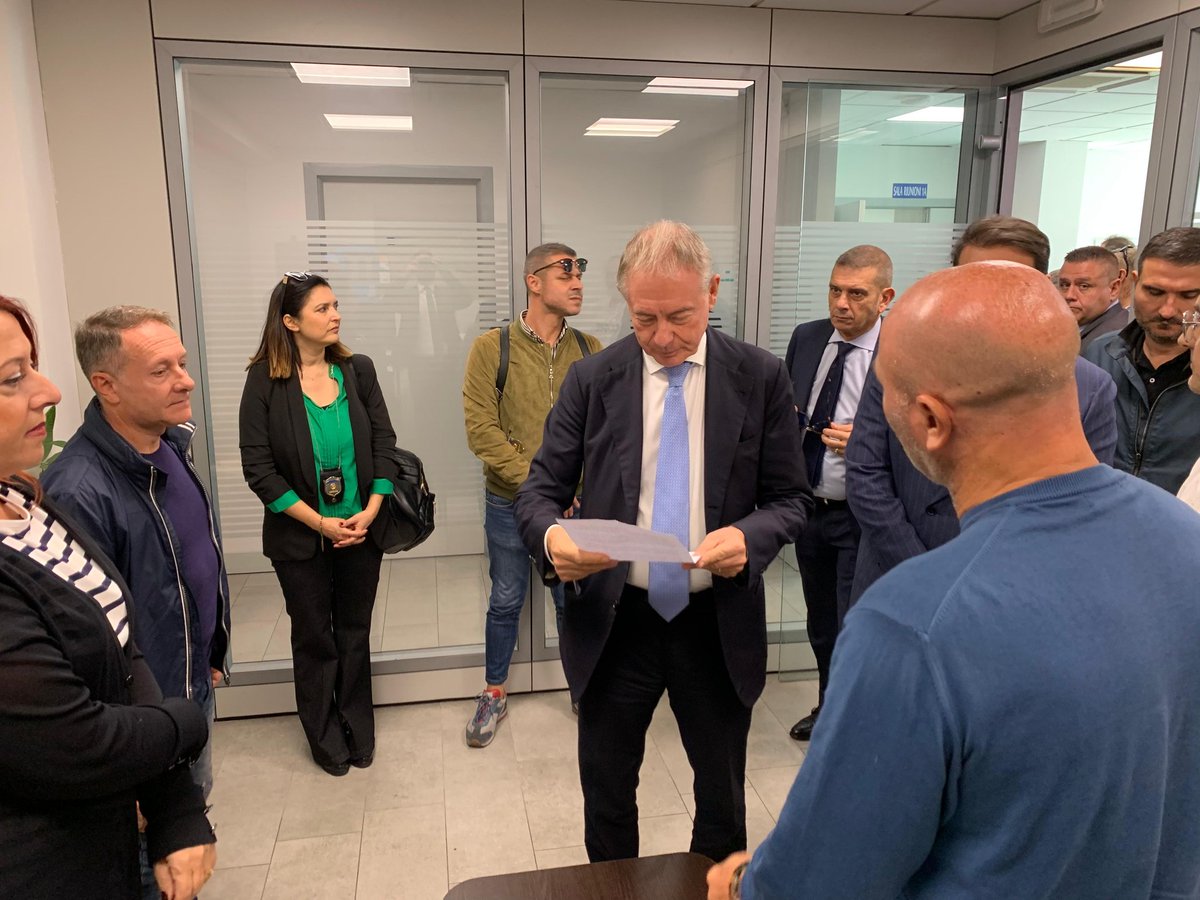 adolfo_urso's tweet photo. La vertenza #SoftLab è una chiara dimostrazione di come in passato si sia trascurato il valore del #lavoro e dell’#impresa italiana. I dipendenti di questa azienda sono in cassa integrazione da ben 5 anni e ad oggi lo stesso sito produttivo sembrerebbe totalmente dismesso.
Ho assicurato ai lavoratori incontrati oggi a #Marcianise che nei prossimi giorni convocheremo un tavolo al @mimit_gov, per lavorare insieme a una soluzione concreta. Il nostro impegno è chiaro: fare in modo che possano tornare al lavoro, anche grazie alle nuove iniziative che si stanno sviluppando nel territorio campano, come già avvenuto in altre realtà locali - #Whirlpool, #Fos, Industria Italiana #Autobus – in cui abbiamo garantito non solo la salvaguardia dei posti di lavoro, ma anche il #rilancio produttivo.
Con la stessa determinazione, porteremo avanti anche questa vertenza coinvolgendo tutte le parti coinvolte, affinché si possa trovare una soluzione, anche in altre realtà del territorio, per chi da troppi anni è costretto alla cassa integrazione.