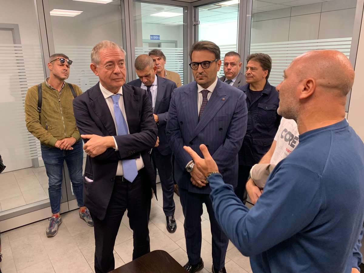 adolfo_urso's tweet photo. La vertenza #SoftLab è una chiara dimostrazione di come in passato si sia trascurato il valore del #lavoro e dell’#impresa italiana. I dipendenti di questa azienda sono in cassa integrazione da ben 5 anni e ad oggi lo stesso sito produttivo sembrerebbe totalmente dismesso.
Ho assicurato ai lavoratori incontrati oggi a #Marcianise che nei prossimi giorni convocheremo un tavolo al @mimit_gov, per lavorare insieme a una soluzione concreta. Il nostro impegno è chiaro: fare in modo che possano tornare al lavoro, anche grazie alle nuove iniziative che si stanno sviluppando nel territorio campano, come già avvenuto in altre realtà locali - #Whirlpool, #Fos, Industria Italiana #Autobus – in cui abbiamo garantito non solo la salvaguardia dei posti di lavoro, ma anche il #rilancio produttivo.
Con la stessa determinazione, porteremo avanti anche questa vertenza coinvolgendo tutte le parti coinvolte, affinché si possa trovare una soluzione, anche in altre realtà del territorio, per chi da troppi anni è costretto alla cassa integrazione.