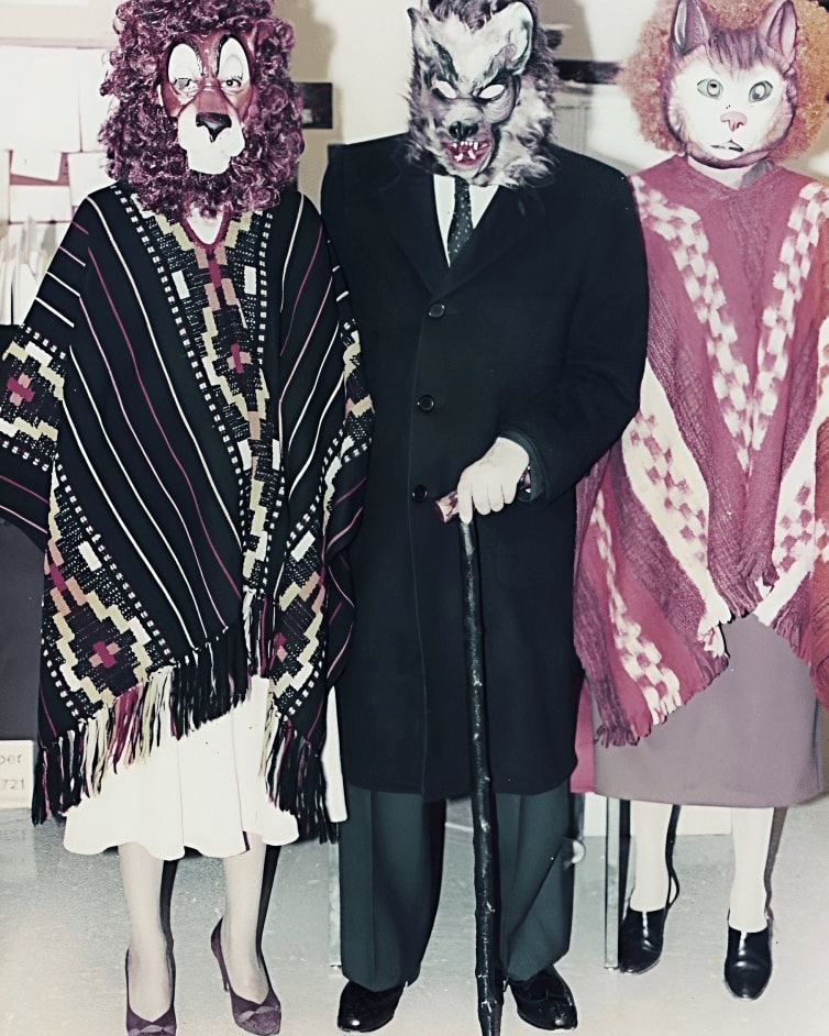 literlandweb1's tweet photo. Jorge Luis Borges con máscara de lobo, en el centro, en una celebración de #haloween
La fotografía se tomó durante la noche de Halloween de 1983 en la ciudad norteamericana de Madison. Borges se encontraba en Wisconsin para pronunciar una conferencia. La fecha coincidió con la recuperación de la democracia en Argentina y el triunfo electoral de Raúl Alfonsín. "En ese momento me tiraron de la manga y me dijeron al oído que había ganado el doctor Alfonsín. Entonces se me ocurrió, ya que tenía la cara de lobo… entré en la sala aullando y les grité a los esqueletos, a los fantasmas, a los osos y a los tigres. Estaba en un ambiente fantástico; pero había sucedido algo mucho más fantástico en la patria, un milagro mayor. Mucho más importante que este pequeño milagro, que yo apareciera en la reunión con una gran cabeza de lobo”, declaró Borges en una entrevista posterior.