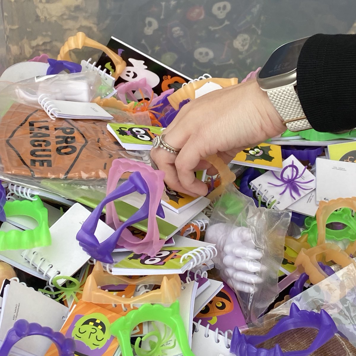 712Initiative's tweet image. 𝕳𝖆𝖕𝖕𝖞 𝕳𝖆𝖑𝖑𝖔𝖜𝖊𝖊𝖓!
We had a 𝙎𝙥𝙤𝙤𝙠𝙩𝙖𝙘𝙪𝙡𝙖𝙧 time at the 100 Block Trick-or-Treat on Monday. 
The weather was 𝘽𝙤𝙤𝙩𝙞𝙛𝙪𝙡 ! 👻 👻 👻

 🎃Wishing everyone a fun and safe Halloween. 🎃