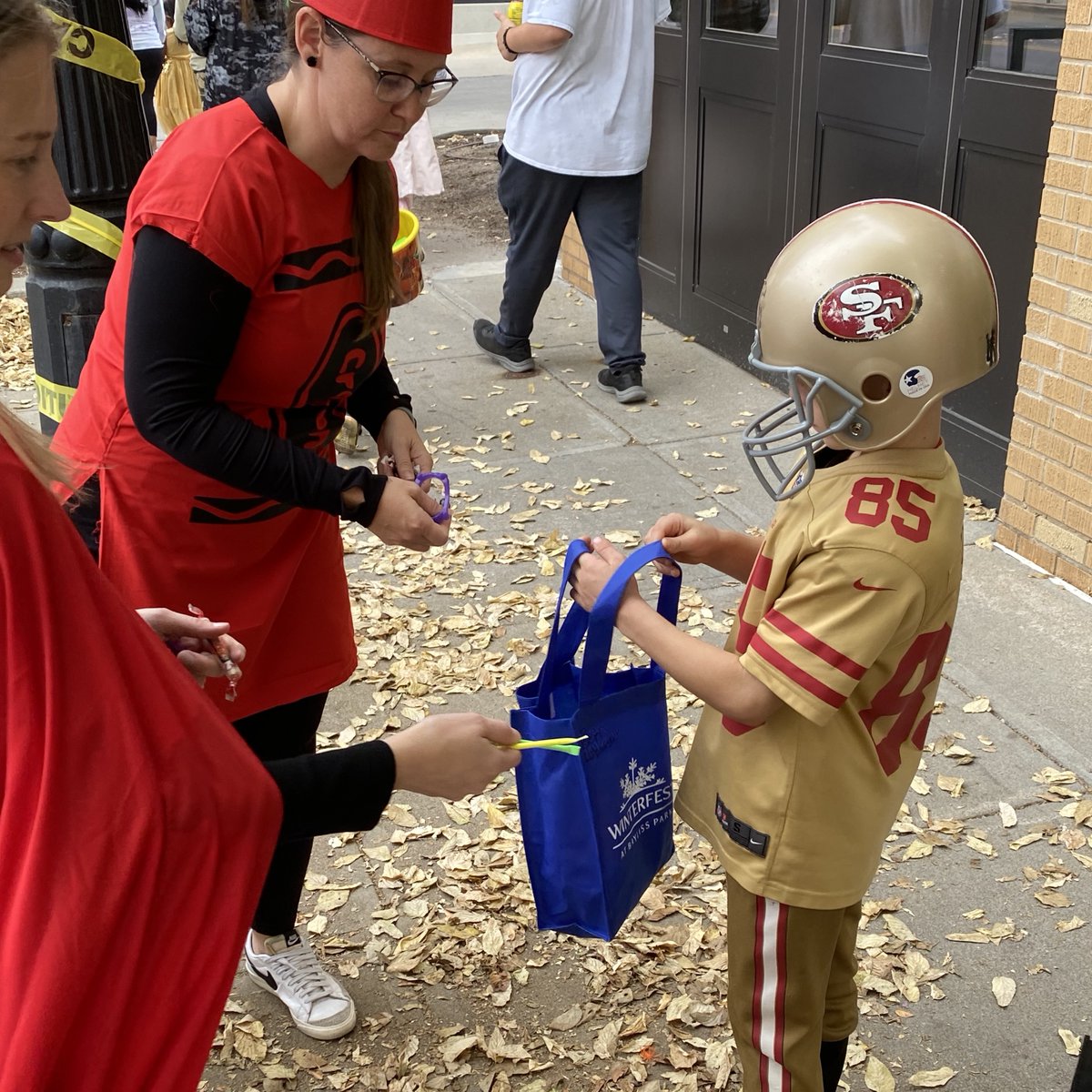 712Initiative's tweet image. 𝕳𝖆𝖕𝖕𝖞 𝕳𝖆𝖑𝖑𝖔𝖜𝖊𝖊𝖓!
We had a 𝙎𝙥𝙤𝙤𝙠𝙩𝙖𝙘𝙪𝙡𝙖𝙧 time at the 100 Block Trick-or-Treat on Monday. 
The weather was 𝘽𝙤𝙤𝙩𝙞𝙛𝙪𝙡 ! 👻 👻 👻

 🎃Wishing everyone a fun and safe Halloween. 🎃