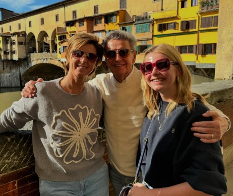 Willy Sommers overladen met reacties nadat hij foto deelt van zichzelf op bezoek bij dochter Luna: Willy Sommers vertoeft momenteel in beter weer dan wij. De zanger is dan ook in het buitenland; hij is naar Italië getrokken. dlvr.it/TFwRcB