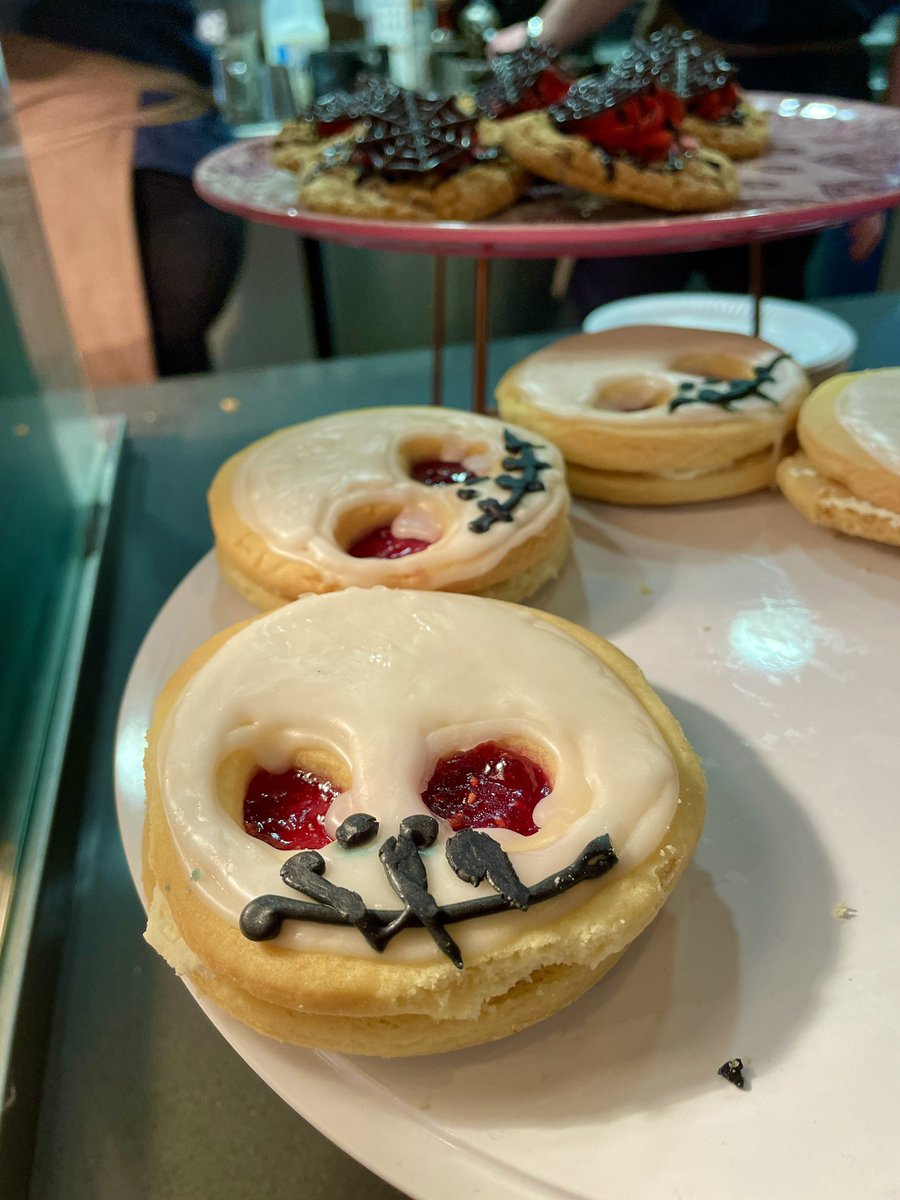 Bout_Yeh's tweet image. HAPPY HALLOWEEN guys. Enjoy the sugar rushes (get some today at the coffee shop at @UlsterMuseum , Belfast) 🎃 👻 #boutyeh #halloween #pumpkins