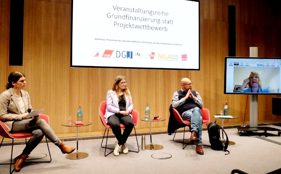 Sonja Staack (@sonja_staack) on Twitter photo Wir brauchen eine Exzellenzpause und ein neues Mindset - darüber waren sich bei der Abschlussdiskussion zur Wissenschaftsfinanzierung alle einig. Wir bleiben dran!
Danke für die spannende Debatte an <a href="/wiebkeesdar1/">wiebkeesdar</a>, <a href="/PippaSchneider/">Pippa Schneider</a> und <a href="/Tobias_Schulze/">Tobias Schulze</a>!
#IchbinHanna Wir brauchen eine Exzellenzpause und ein neues Mindset - darüber waren sich bei der Abschlussdiskussion zur Wissenschaftsfinanzierung alle einig. Wir bleiben dran!
Danke für die spannende Debatte an <a href="/wiebkeesdar1/">wiebkeesdar</a>, <a href="/PippaSchneider/">Pippa Schneider</a> und <a href="/Tobias_Schulze/">Tobias Schulze</a>!
#IchbinHanna