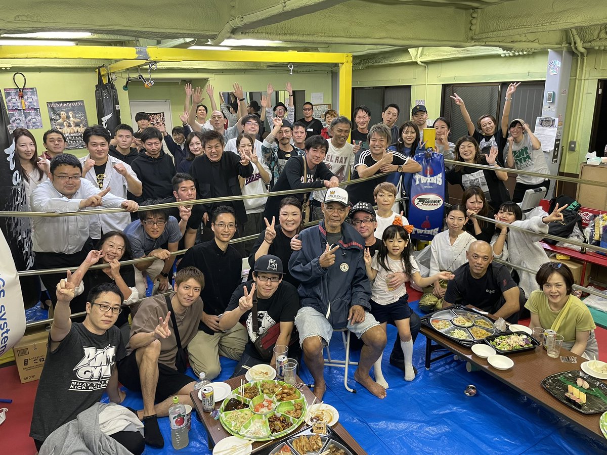 LEKJAPAN's tweet photo. 本日をもちまして、チャーン先生がアントジムトレーナーを引退しタイに帰国する事になりました🇹🇭
厳しく明るくお茶目なチャーン先生😊
長い期間お疲れ様でした🙇‍♂️
送別会は涙じゃなくみんな笑顔🎵
先生と一緒に過ごせたKICK人生宝物です！！
また会える日を楽しみに！！
お元気で🙏
ขอบคุณครับ https://t.co/XLmYJ01fP5