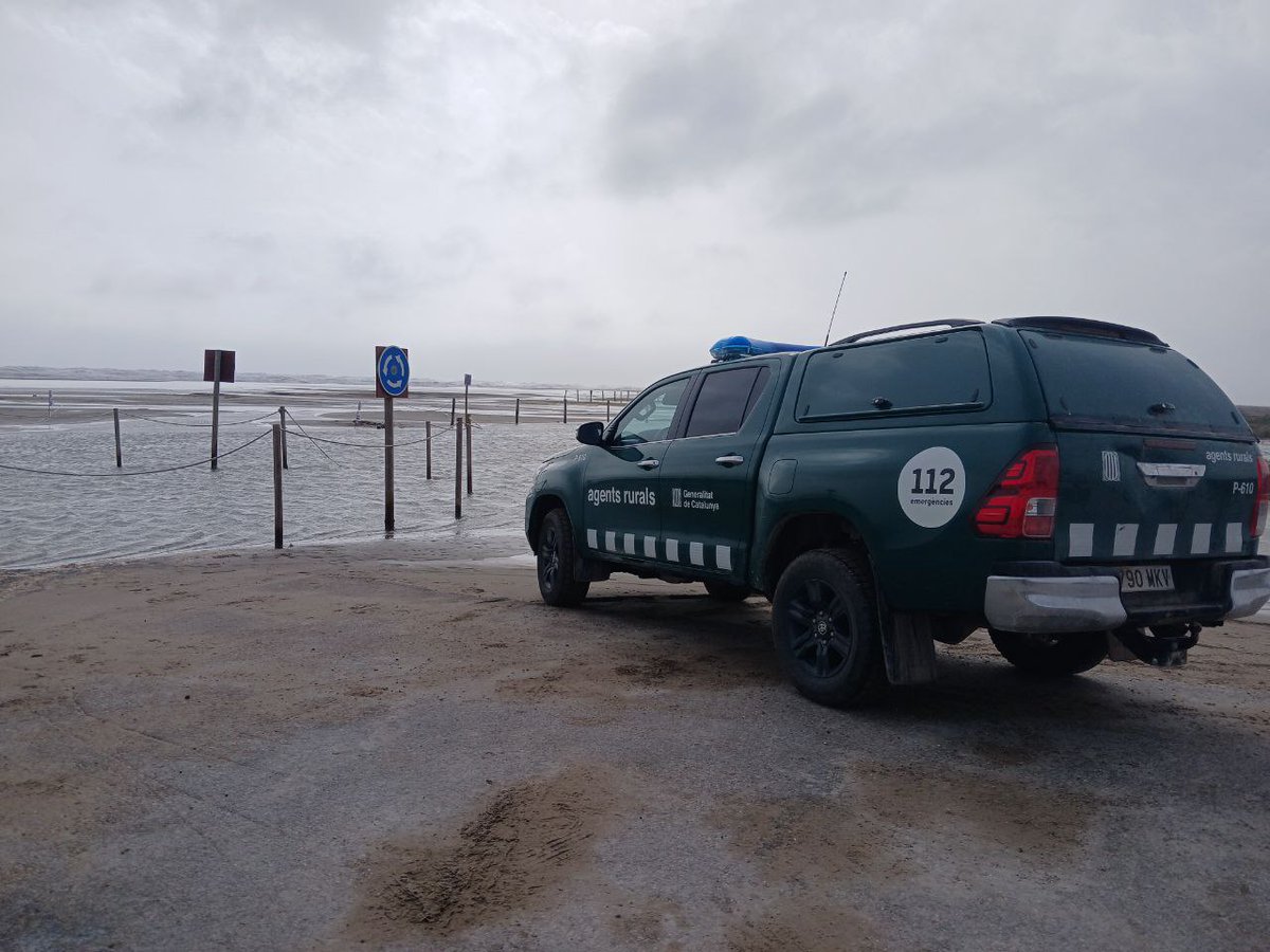 agentsruralscat's tweet image. Treballem a les Terres de l’Ebre en la vigilància i control dels camins que travessen barrancs i rieres, zones inundables i guals per impedir el trànsit de vehicles.

Controlem l'increment de cabals, patrullem la línia costa #DeltadelEbre i valorem afectacions.