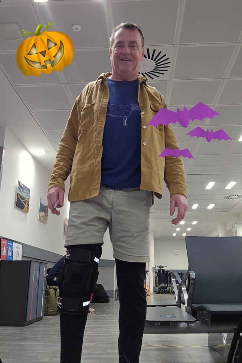 Happy Halloween everyone and no this is not my Halloween outfit! Not even torn knee ligaments will stop me getting to Seville for tonight's show 👻 nos vemos @ Cosmos Club