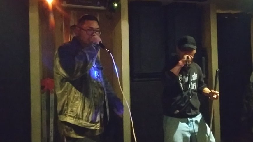 DOSS1128's tweet image. 誘われたのもありゲストで入場。ジャケも渋くパワフルなラップ。タイトルも深い意味ありそう。今の俺は客演していた方の杖持ってラップしている姿も見入った。