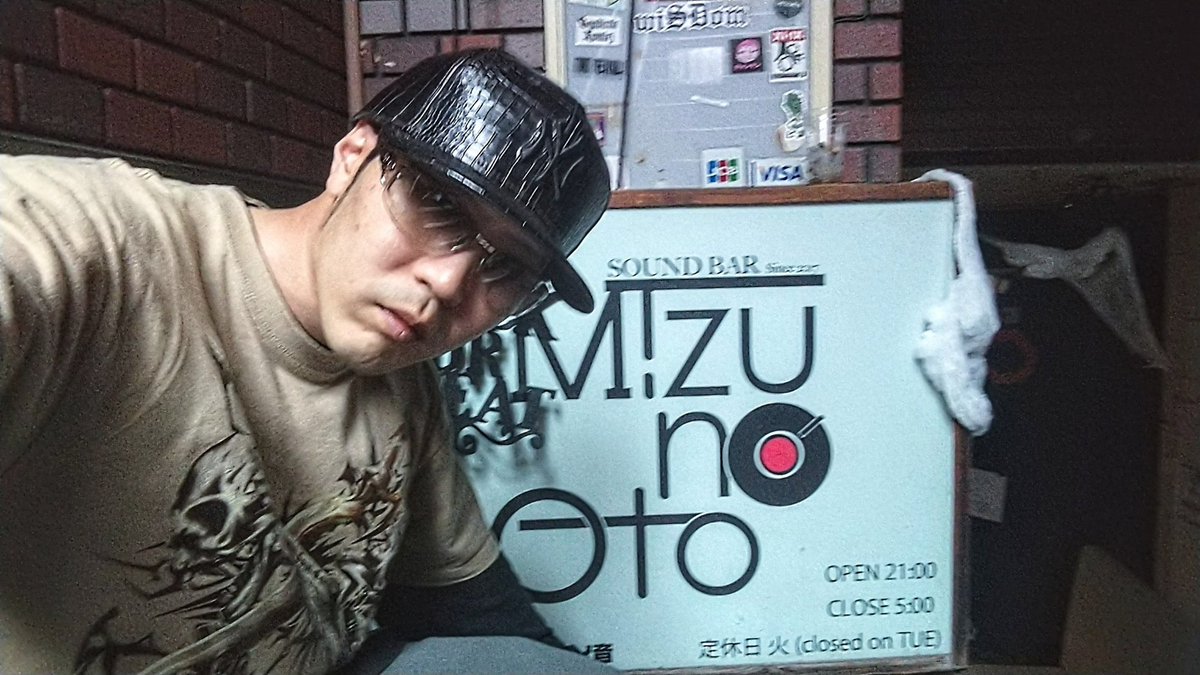 DOSS1128's tweet image. 誘われたのもありゲストで入場。ジャケも渋くパワフルなラップ。タイトルも深い意味ありそう。今の俺は客演していた方の杖持ってラップしている姿も見入った。