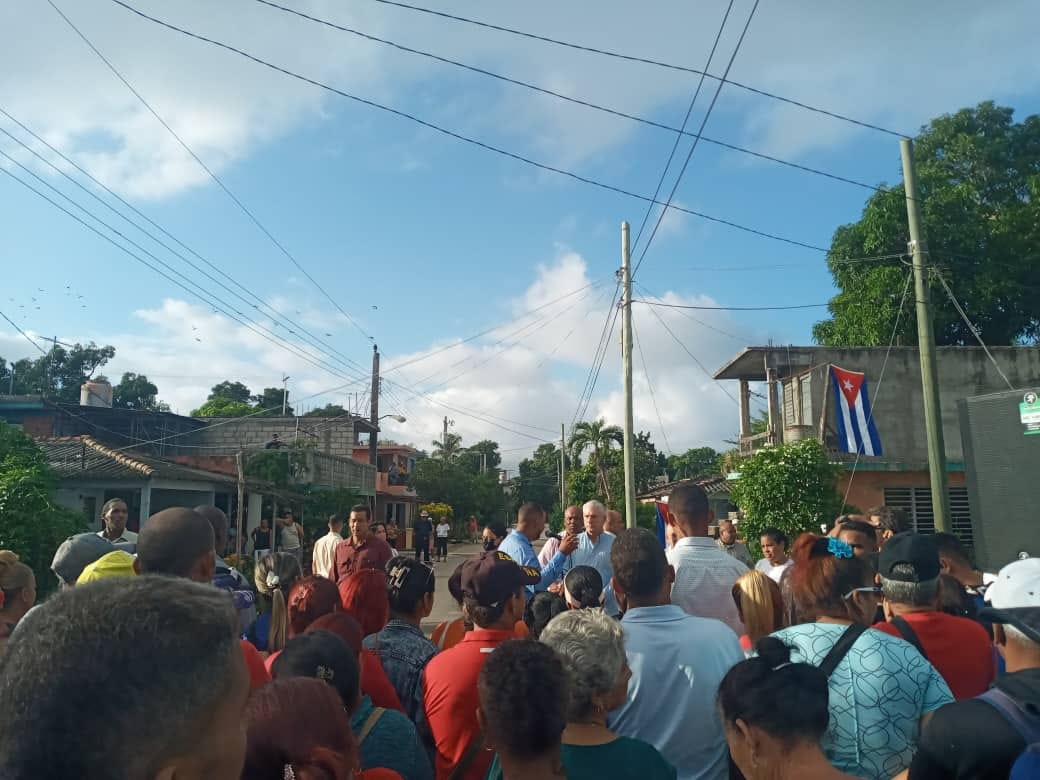 ZamoraAntunez's tweet photo. Nuestro Presidente Miguel Díaz- Canel Bermúdez  de visita en nuestra provincia y llegó hasta el barrio Latinoamericano.
#YoSigoAMiPresidente https://t.co/tOGMvOtneb