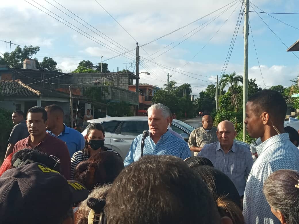 ZamoraAntunez's tweet photo. Nuestro Presidente Miguel Díaz- Canel Bermúdez  de visita en nuestra provincia y llegó hasta el barrio Latinoamericano.
#YoSigoAMiPresidente https://t.co/tOGMvOtneb