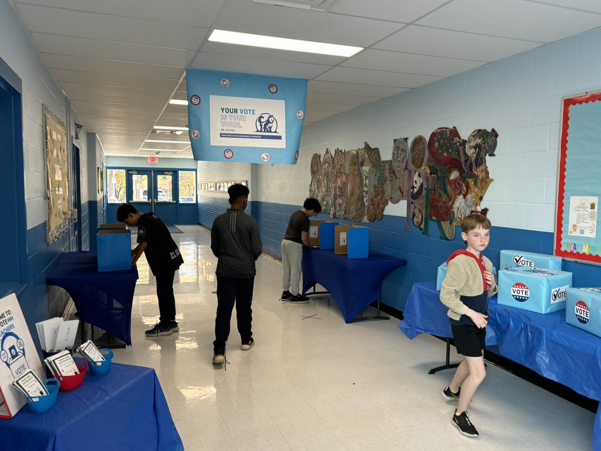 CESHuskies's tweet image. The polls are open at Clearspring! Students collaborated in classes to come up with nominations to name our new Husky mascot. After the primaries the names in the running are Howl, Scout and Blue. Student are headed to the polls to cast their vote! #GoHuskies #Awooo #Vote