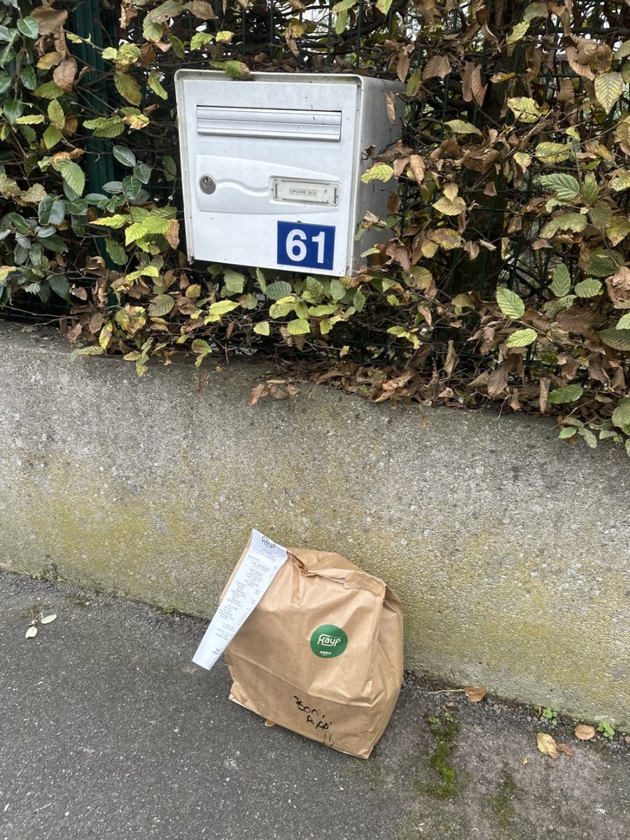 Rajaor's tweet photo. @Deliveroo_FR Ma commande a été volée par le livreur, il est parti avec mais a menti en faisant une photo. C'est inadmissible ! Voleur ET menteur 😡 https://t.co/uBR1SqE8TZ