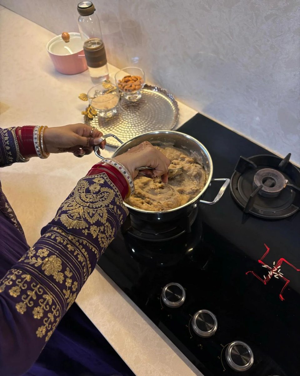 middaygujarati's tweet photo. Surbhi Jyoti gives us a sneak peek of her 'first rasoi' after marrying Sumit Suri! 🥘💍

#SurbhiJyoti #Surbhi #SumitSuri #Wedding #WeddingPics #Rasoi #PehliRasoi #NewBeginnings #LoveAndTradition #BrideLife #CulinaryJourney https://t.co/HS1FeTjLuL