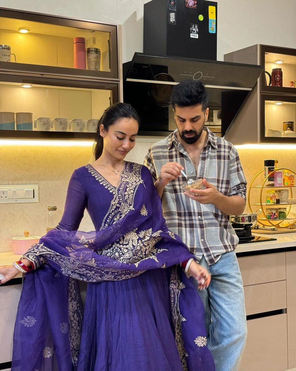 middaygujarati's tweet photo. Surbhi Jyoti gives us a sneak peek of her 'first rasoi' after marrying Sumit Suri! 🥘💍

#SurbhiJyoti #Surbhi #SumitSuri #Wedding #WeddingPics #Rasoi #PehliRasoi #NewBeginnings #LoveAndTradition #BrideLife #CulinaryJourney https://t.co/HS1FeTjLuL