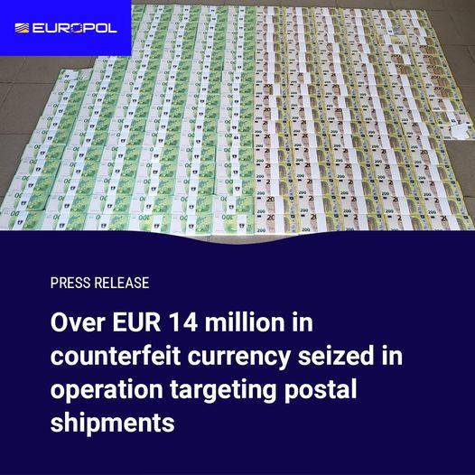 Dans l'#OpérationDECOY, une opération coordonnée par Europol menée par l'Espagne, le Portugal et l'Autriche, les forces de l'ordre de 18 pays ont saisi plus de 14 millions d'euros en fausse monnaie ! Cet effort conjoint s'est attaqué aux faux billets envoyés via les service
