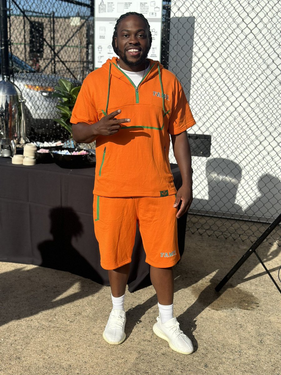 ReeeeeYA's tweet photo. I spy @Djloosekid in @ALCollection 🧡💚 https://t.co/CsHz4Rs2Ro