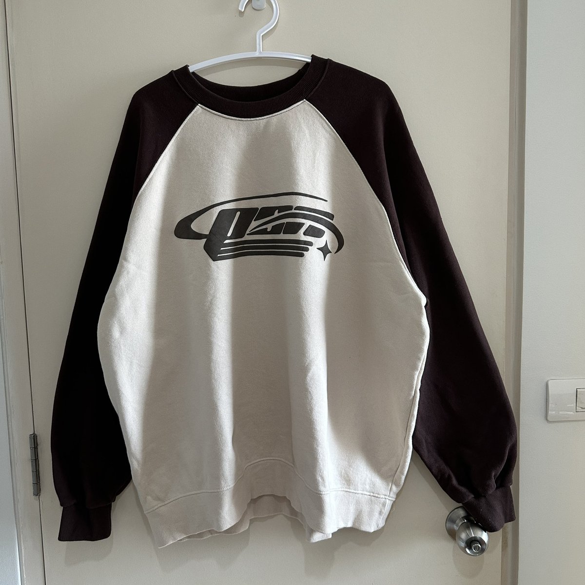 Octoberstuff's tweet photo. CPGN STUDIO Shooting Logo Reglan Sweatshirt Beige Brown น้องคนนี้ผ้าใหม่แบบออกช็อปและผ้าหนักมากสกรีนหน้าอกเต็มๆไม่มีร้าว ♡10/10 Size : 56/27 นิ้ว Price : 690 บาท รส. #สเวตเตอร์เกาหลี #สเวเตอร์เกาหลีมือสอง #ตลาดนัดBUS #พรีออเดอร์เกาหลี #ตลาดนัดaespa #สเวตเตอร์มือสอง #cpgnstudio https://t.co/7udqs82LmV