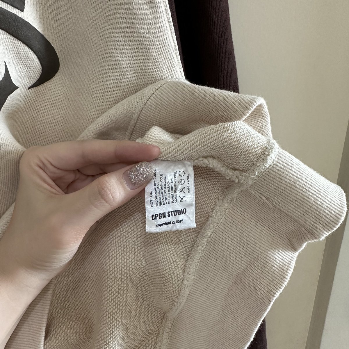 Octoberstuff's tweet photo. CPGN STUDIO Shooting Logo Reglan Sweatshirt Beige Brown น้องคนนี้ผ้าใหม่แบบออกช็อปและผ้าหนักมากสกรีนหน้าอกเต็มๆไม่มีร้าว ♡10/10 Size : 56/27 นิ้ว Price : 690 บาท รส. #สเวตเตอร์เกาหลี #สเวเตอร์เกาหลีมือสอง #ตลาดนัดBUS #พรีออเดอร์เกาหลี #ตลาดนัดaespa #สเวตเตอร์มือสอง #cpgnstudio https://t.co/7udqs82LmV