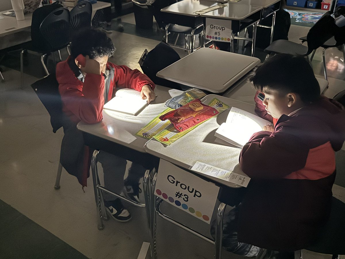 EDETIGERS's tweet photo. Spooky reading time in @HeatherLazar and @mrswoodede’s ELA class! #CommUNITY 🎃 👻 🔦 📖 https://t.co/oesd0RoN6U