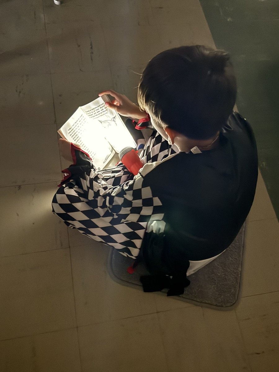 EDETIGERS's tweet photo. Spooky reading time in @HeatherLazar and @mrswoodede’s ELA class! #CommUNITY 🎃 👻 🔦 📖 https://t.co/oesd0RoN6U