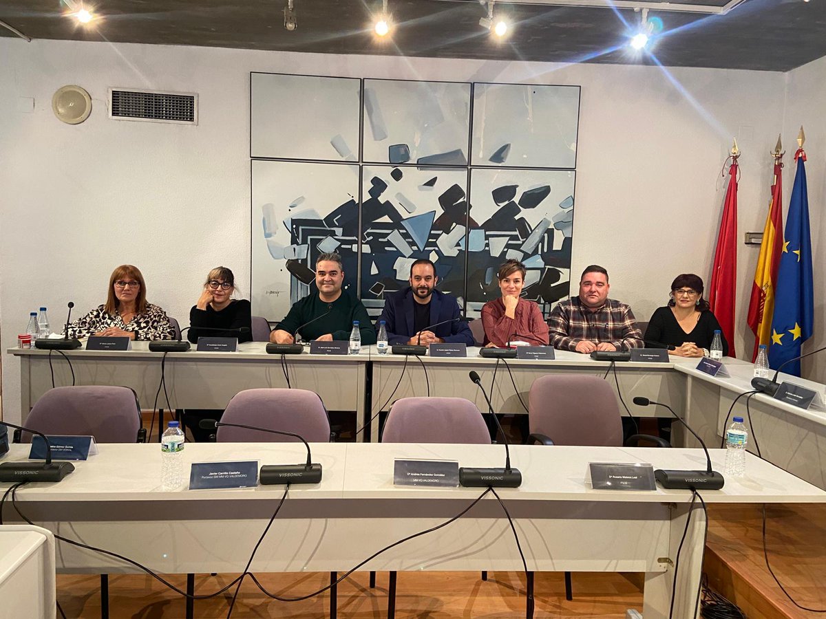 Este es el grupo municipal socialista de #Valdemoro /❤️

De izquierda a derecha: <a href="/AliciaLP58/">Alicia López Polo</a>, Lupe Amor, <a href="/joseluispuebla5/">JOSELU</a>,<a href="/vlopezroncero/">Vicente López-Peláez Roncero</a> portavoz,<a href="/TrigueroNuria/">Nuria</a>, <a href="/DaRevenga/">David Revenga Cubero 🇪🇸</a> y <a href="/RosarioMateos6/">Rosario Mateos</a> 

#TrabajandoPorValdemoro 🌹
