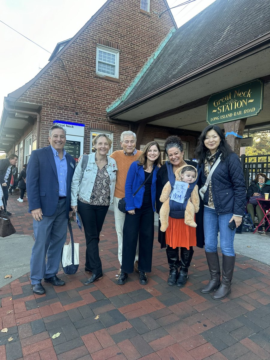 kimkeiserman's tweet photo. Another great morning speaking with commuters, this time in Great Neck with @ginaforassembly and volunteers @ZimmermanRob, @VoteKaiman, Veronica Lurvey, and Christine Liu! Thank you to everyone who stopped to chat! #voterowaalltheway #kimkeisermanfornysenate https://t.co/Kpa1wIiJlT