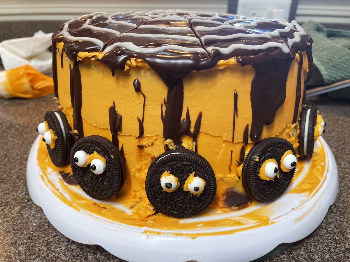 bari_chef's tweet image. #HappyHalloween everyone! I made another #halloweencake again this year - cheers ! Chef Bari @hogand2cent @LisaJLKHansen @BeerStoreDude @ChampChaz02 @JoshAndRachael @JonathanJossel @DeJennie_and_Me and anyone I missed