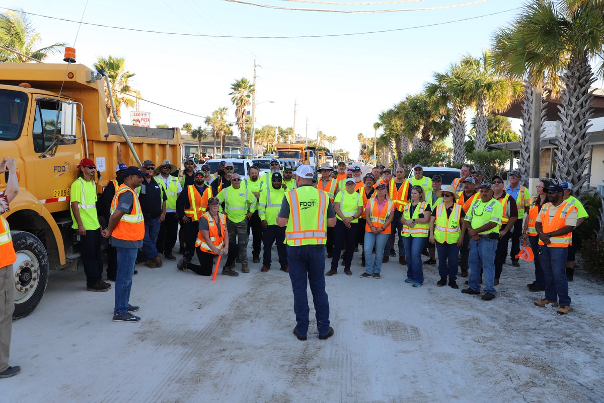 MyFDOT_SWFL's tweet photo. During the recovery efforts from #HurricaneHelene & #Milton, our teams dedicated long hours to clear the way for a brighter future. We thank everyone who has supported Southwest Florida during these challenging times. Together, we can accomplish anything. #OneFDOT https://t.co/fPviLMVfDC
