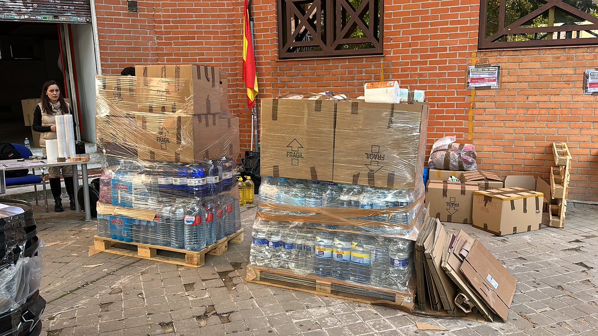 jaimolomazo's tweet photo. Palets preparados para salir hacia Valencia. Van a una nave industrial y allí repartiremos. 

Necesitamos botellas de agua, palas, escobones y cubos. Nos piden no llevar más ropa.  

🙌🏽 https://t.co/oLuliRQRaz