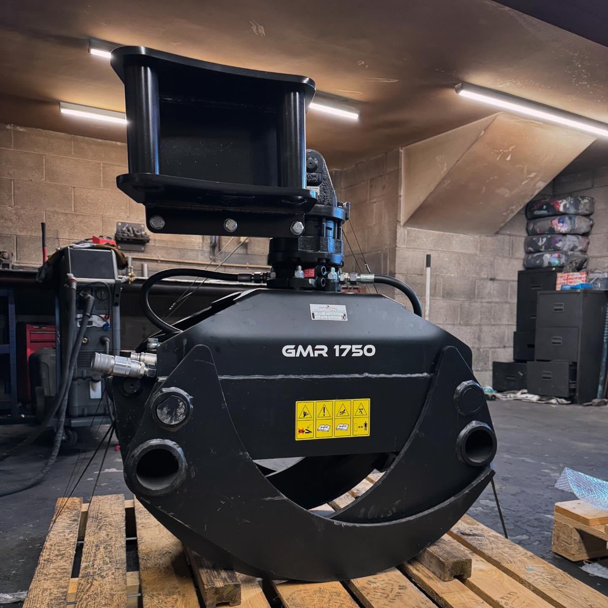 A busy morning in the workshop, prepping the days orders to go :) 

#robustrack #hydraulicattachments #arb