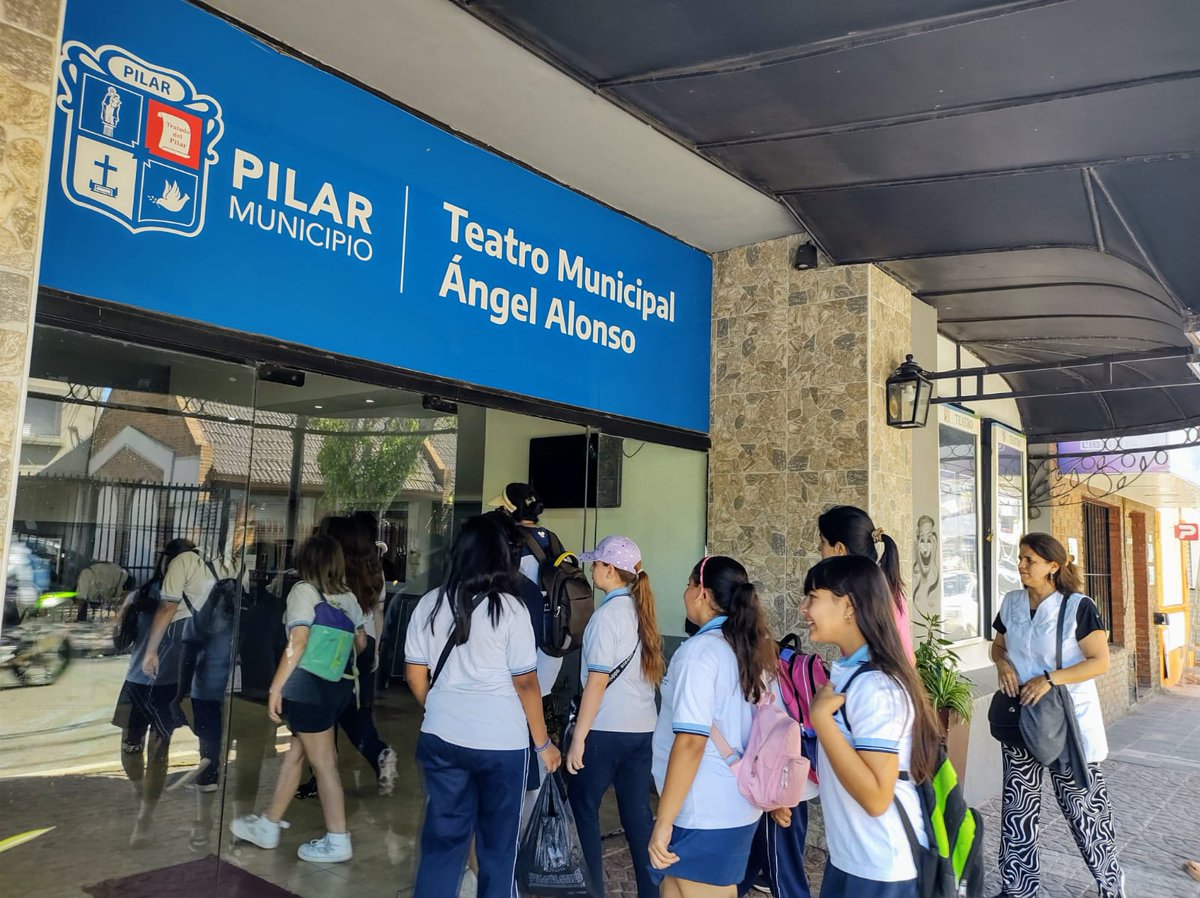 Visita guiada con alumnos de la Escuela Complejo Evangélico Pilar, recorrimos el #CascoHistórico y el Teatro Municipal Ángel Alonso. 

✍🏼Nos alegra poder contribuir  a que la historia e identidad de nuestra ciudad se trabaje en las aulas con nuestros estudiantes🙌🏽

#PilarTurismo