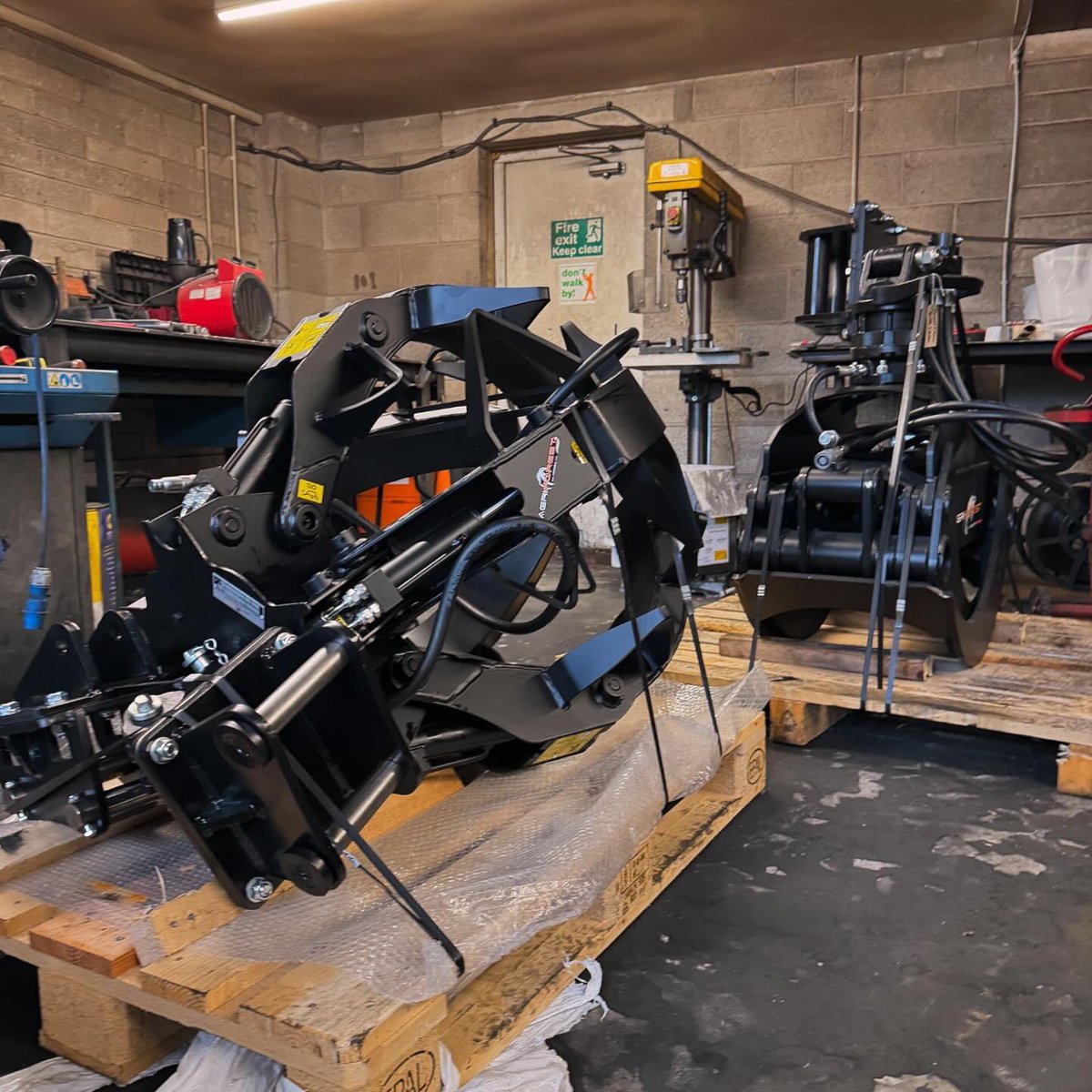 A busy morning in the workshop, prepping the days orders to go :) 
The poly has been popular since its appearance at APF 🌲

#forestry #hydraulicattachments #arb