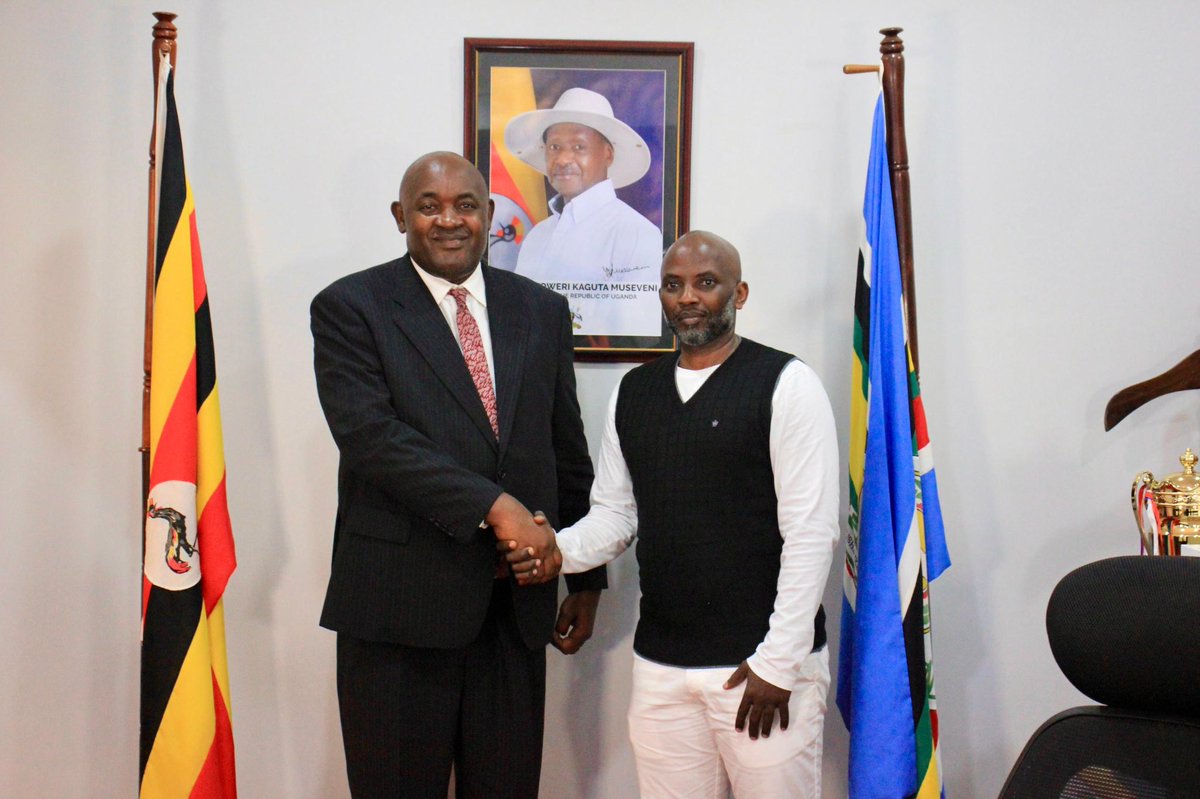 CHRISBARYOMUNS1's tweet image. I am honored to welcome Dr. Lawrence Muganga,Vice Chancellor of Victoria University, and his journalism students to the Ministry of ICT and National Guidance today.
Together,we’re building Uganda’s future!