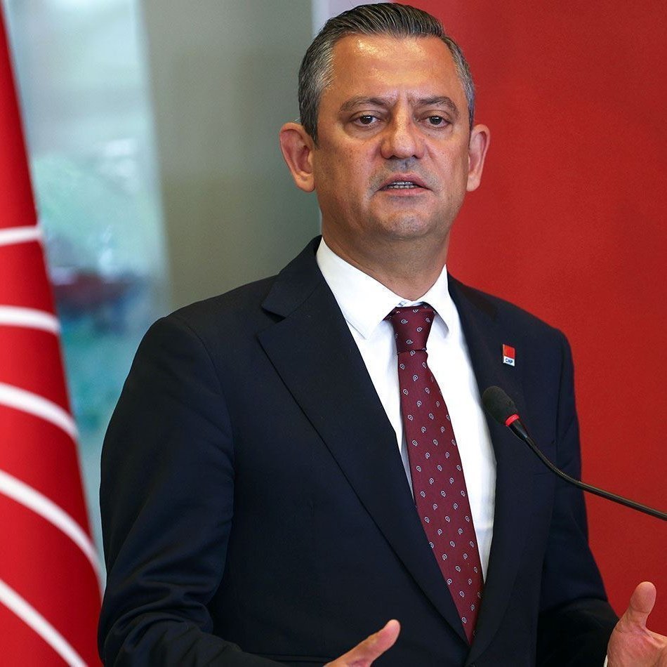 bosunatiklama's tweet photo. Özgür Özel: "Ahmet Özer'e 10 yıldır terörle irtibatlı diyorlar.

10 yıl geriye gidersek, AK Parti'de FETÖ'ye mensup olmayan 10 kişi kalmaz." https://t.co/HtldfcHkts