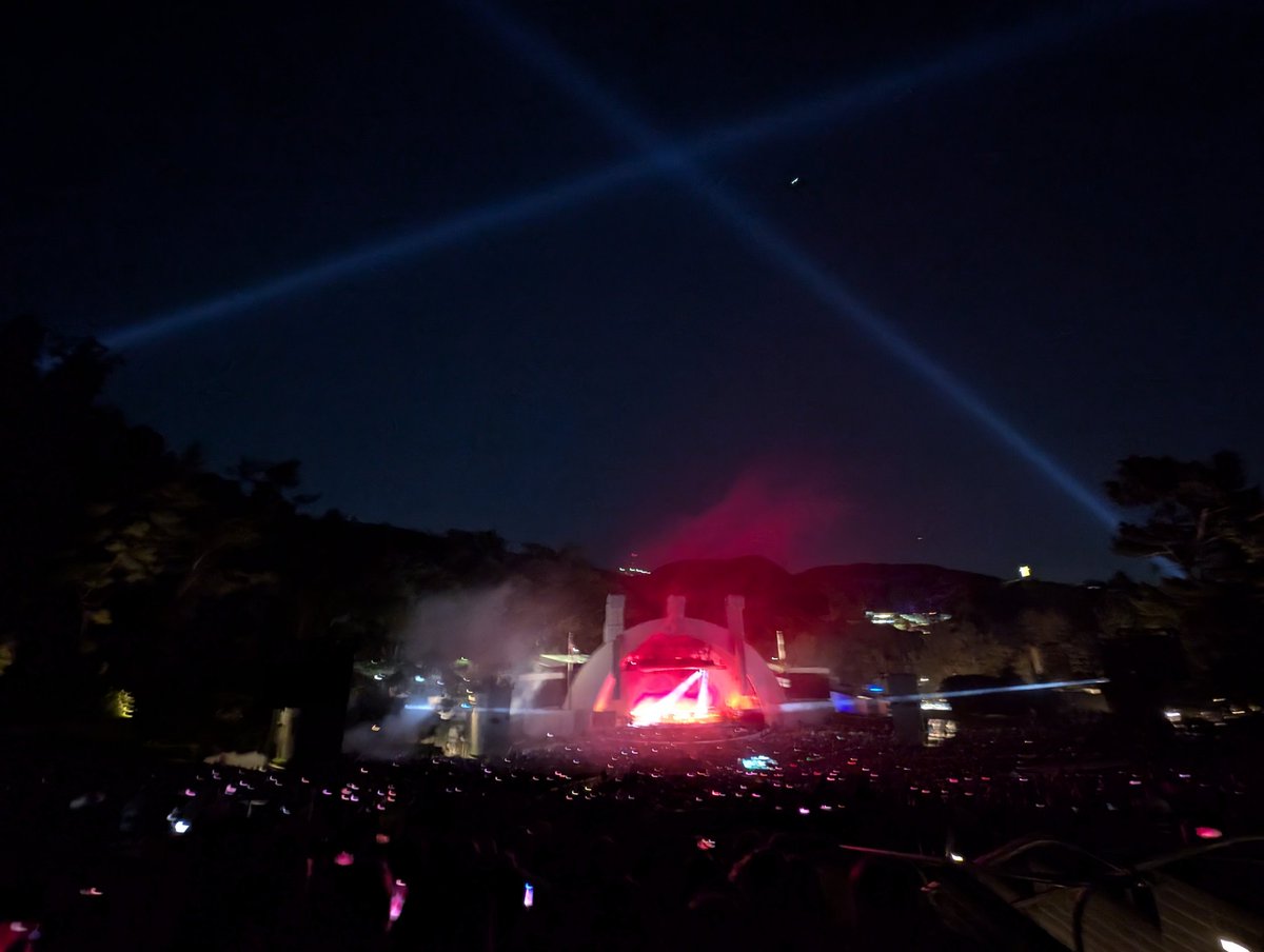 baytrojan03's tweet image. What a Show! #DavidGilmour #HollywoodBowl #Oct30