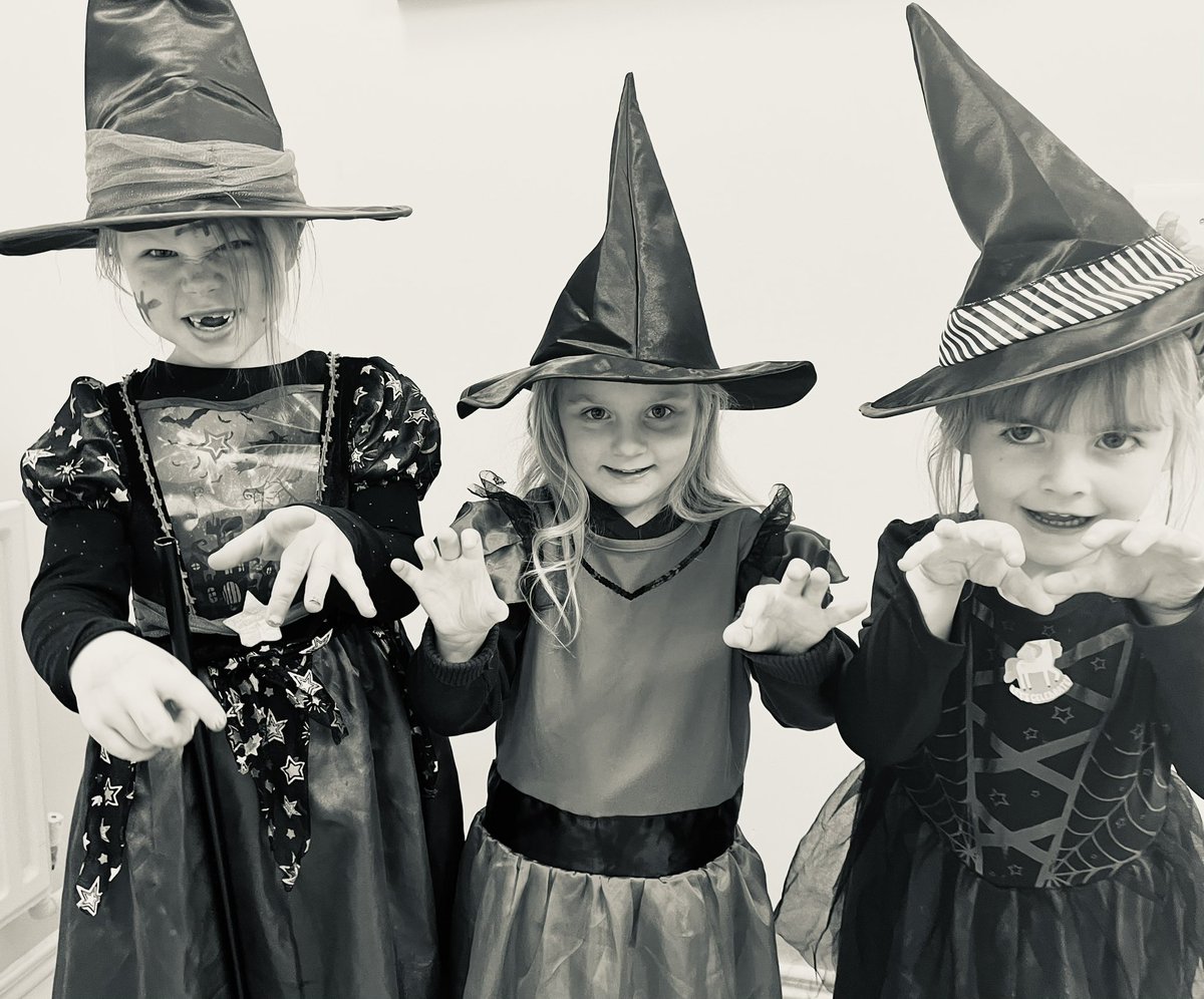rangeibhlin1's tweet photo. Bainigí taitneamh as an gcéiliúradh anocht!🎃🎃🧙👻@GaelscoilAU https://t.co/buGOleOTS3