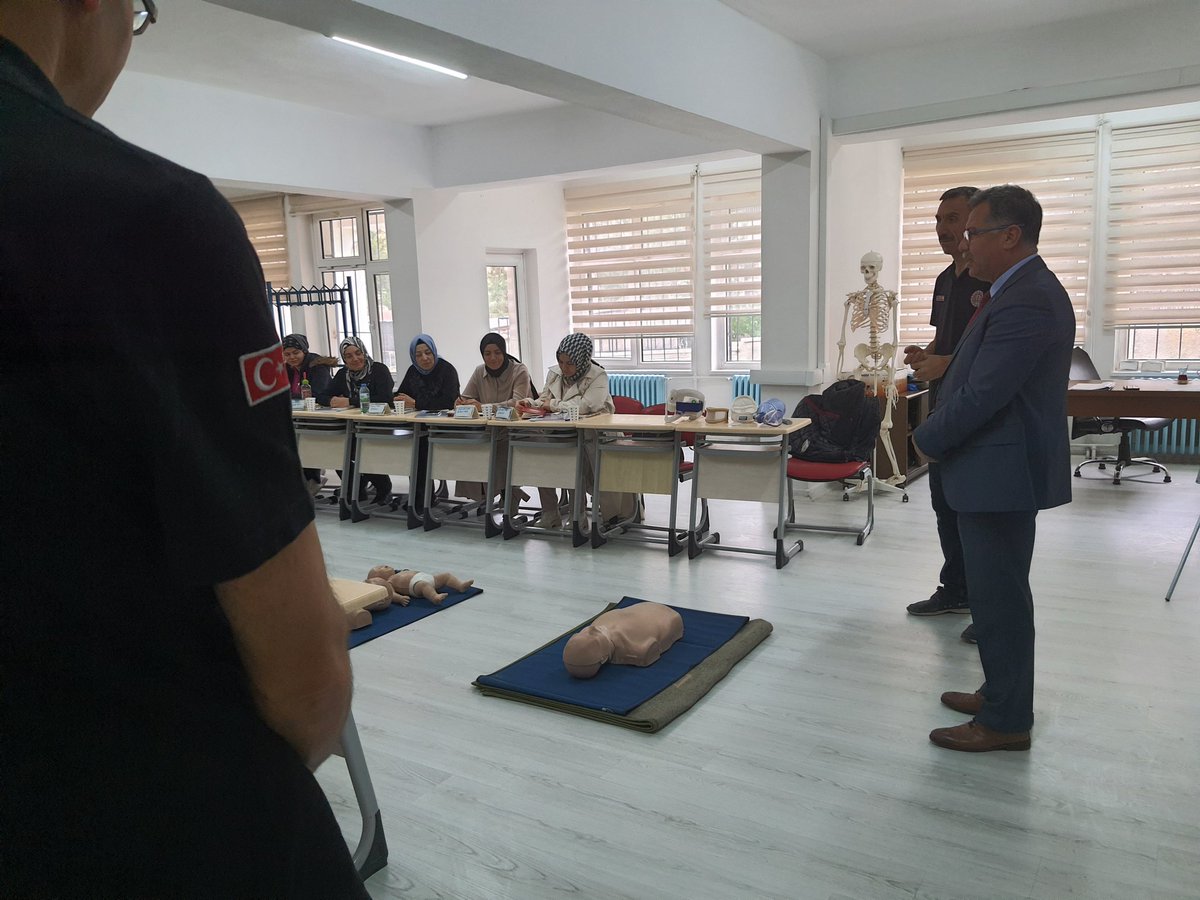 <a href="/tcmeb/">Millî Eğitim Bakanlığı</a> <a href="/meb_dhgm/">Destek Hizmetleri Genel Müdürlüğü</a> <a href="/Yusuf__Tekin/">Yusuf Tekin</a> <a href="/ozkan_meb/">Özkan AVCI</a> <a href="/omurfatih/">Ömür Fatih Karakullukçu</a> <a href="/GlcanKILIN3/">Gülcan KILINÇ</a> <a href="/ALTINKAYNAK26/">İsmail ALTINKAYNAK</a> İş Sağlığı Güvenliği Birimi olarak yeni açılan ilk yardım merkezimizi ziyaret ettik.. İlk Yardım  Eğitimleri hakkında bilgi aldık
