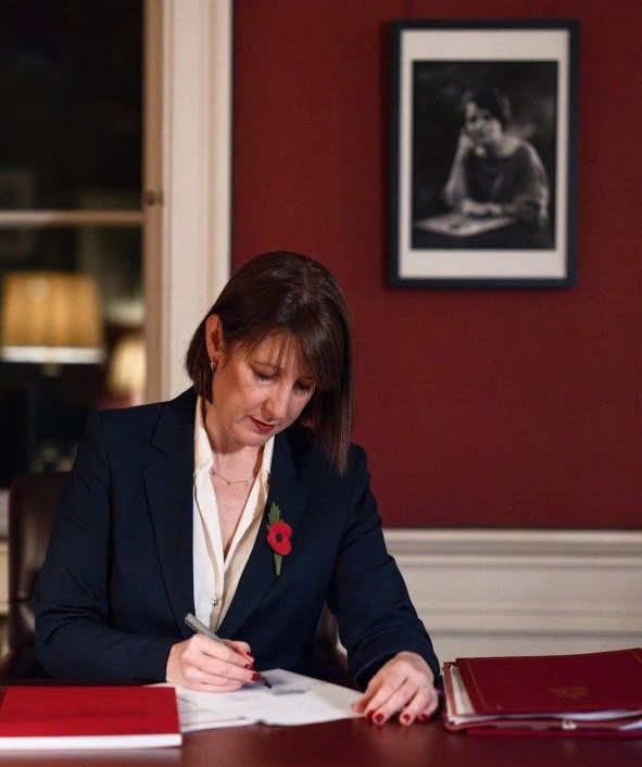 historyNCL's tweet image. The Chancellor, Rachel Reeves, in her office as she prepares the Budget, with a photograph of Ellen Wilkinson behind her. Want to know more about Wilkinson and her ideas? Then check out our very @MattPerrLabHist biography of 'Red Ellen'.