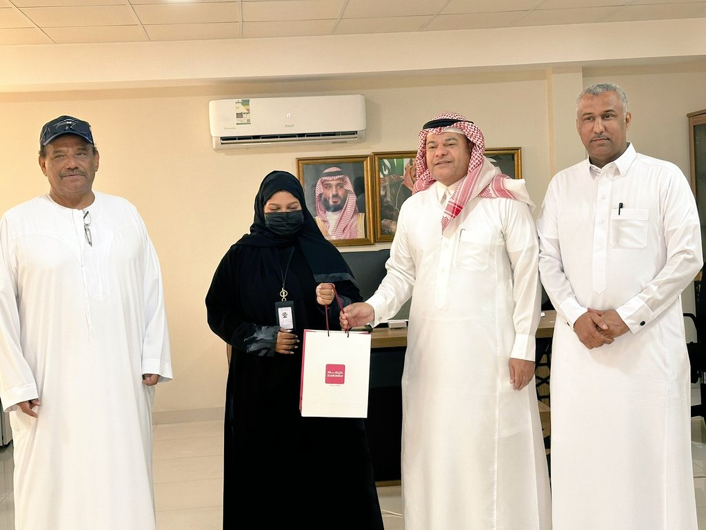 oldplayers2021's tweet photo. كرم الاستاذ احمد النباط رئيس جمعية اللاعبين القدامى بالمنطقة الشرقية موظفة الجمعية الأستاذة سارة مبارك وذلك بمناسبة مباشرتها العمل بعد اجازتها المرضية حضر حفل التكريم المبسط عبدالسلام المهناء وفؤاد السليم  وخالد الدوسري وموظفات الجمعية حمدا لله على سلامتها. https://t.co/o00ZnKzrWY