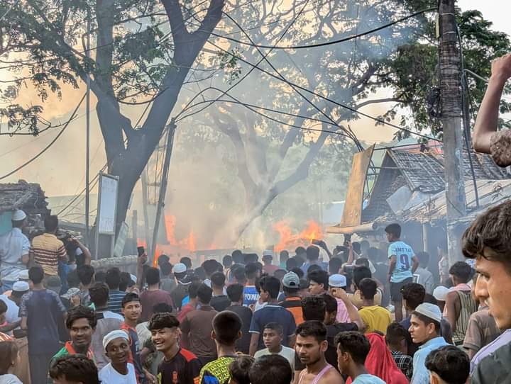 RoMashukh01's tweet photo. A π‘πΌπ»-πππΌπ½ ππ»π°πΆπ±π²π»π in the occur is firing helpless Rohingya Shelters! #WeNeedSafeZone
#BangladeshCamp #NeedSafe https://t.co/VD5w3xzGO3