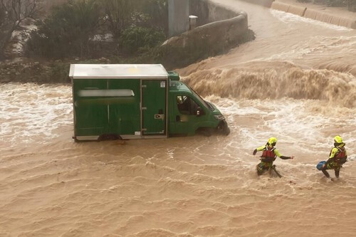 Pedazo de lamebotas lamentables, la imagen de la vergüenza es la de la furgoneta de Mercadona, que obligó a sus repartidores a salir en medio de las inundaciones.