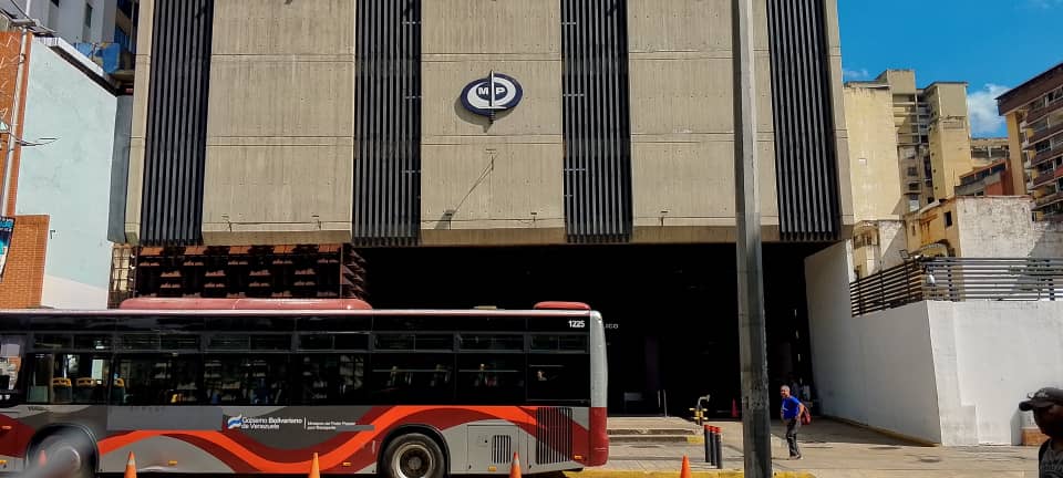 Sutraucv1's tweet photo. Frente al Ministerio Público, te estamos esperando, tu que te quejas, te quedas en tu sitio de trabajo y solo dices que ha hecho el sindicato, pues llegó el momento y ahora decirte a ti mismo y que has hecho tú, ya comenzaron a llegar, SUTRAUCV Caracas y otros gremios están alli https://t.co/hevOvOlRBq