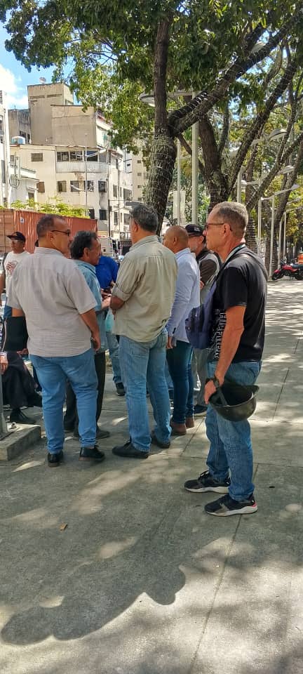 Sutraucv1's tweet photo. Frente al Ministerio Público, te estamos esperando, tu que te quejas, te quedas en tu sitio de trabajo y solo dices que ha hecho el sindicato, pues llegó el momento y ahora decirte a ti mismo y que has hecho tú, ya comenzaron a llegar, SUTRAUCV Caracas y otros gremios están alli https://t.co/hevOvOlRBq