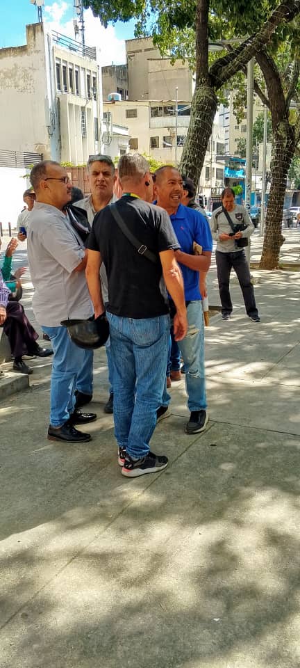 Frente al Ministerio Público, te estamos esperando, tu que te quejas, te quedas en tu sitio de trabajo y solo dices que ha hecho el sindicato, pues llegó el momento y ahora decirte a ti mismo y que has hecho tú, ya comenzaron a llegar, SUTRAUCV Caracas y otros gremios están alli